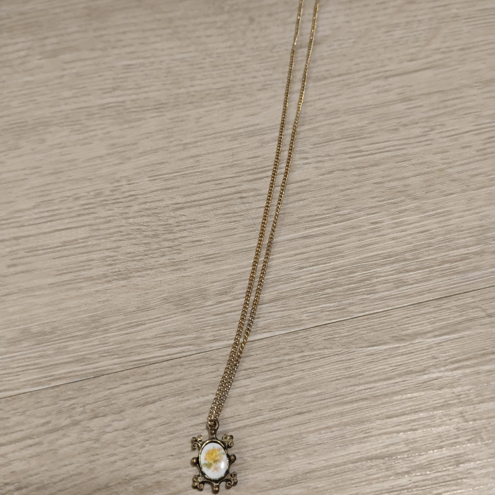 Elegant Gold Pendant Necklace